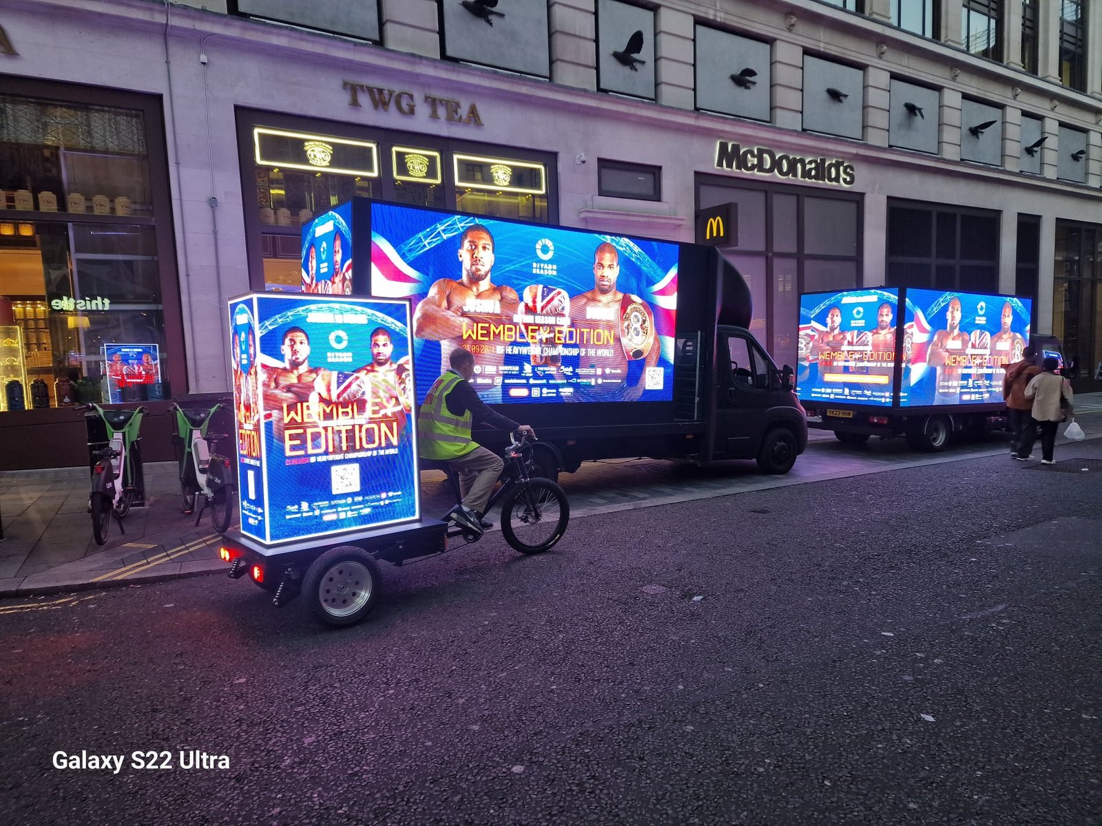 You are currently viewing Outdoor Advertising vs. Billboard Marketing: Which Service Delivers Better Results?